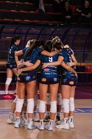 他是姚明前队友，因伤病缺钱治疗瘫痪在床，靠70岁母亲拾荒生活